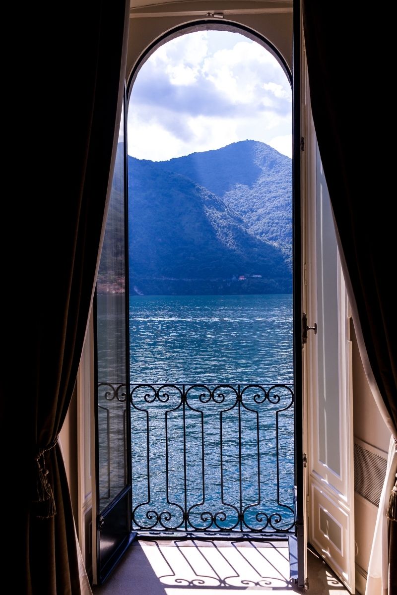 vista sul lago da una finestra di villa Balbianello durante il tour alla scoperta del lago di Como