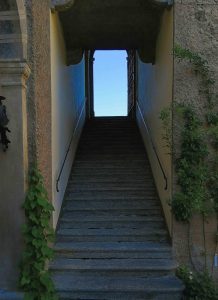 scalinata di ingresso a villa Bagatti Valsecchi durante tour alla scoperta del lago di Como