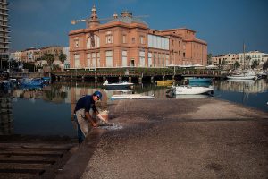 Un pescatore che arriccia il polpo, n'dèrr a la lanze a Bari