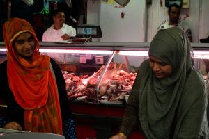 donne musulmane fanno la spesa al mercato esquilino