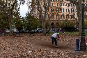 ragazzi indiani giocano a cricket nei giardini di piazza Vittorio nel quartiere Esquilino