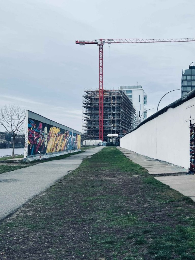 fotografia della striscia della morte, parte interna del muro di Berlino