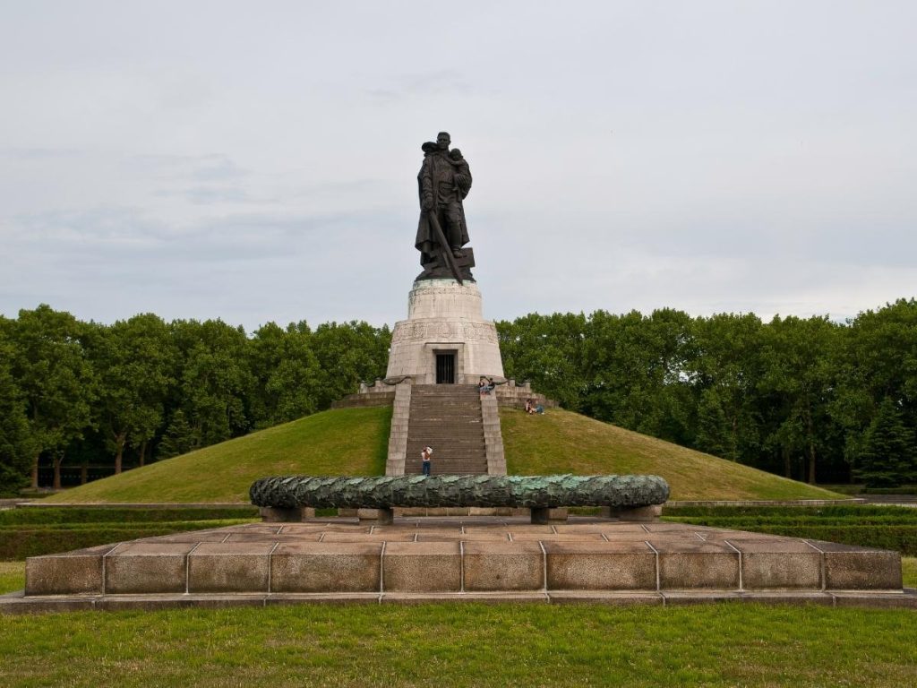 fotografia del monumento sovietico Sowjetisces Ehrenmal nel Treptower Park di berlino