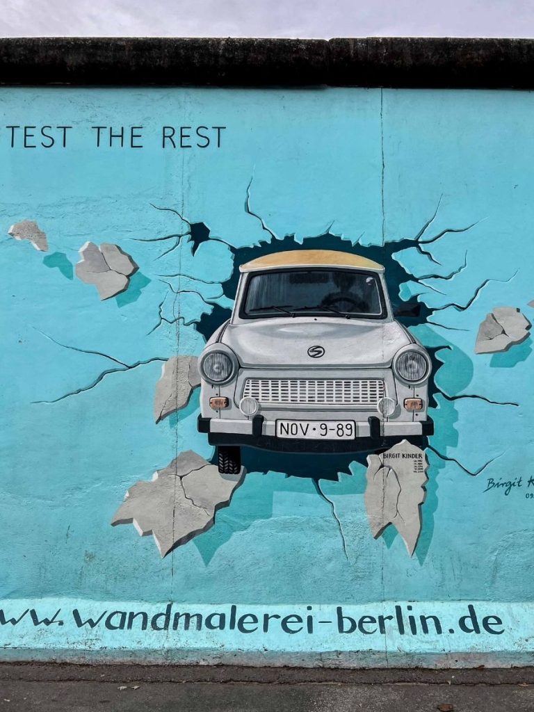 fotografia del murales del muro di Berlino Test the Best di Birgit Kinder