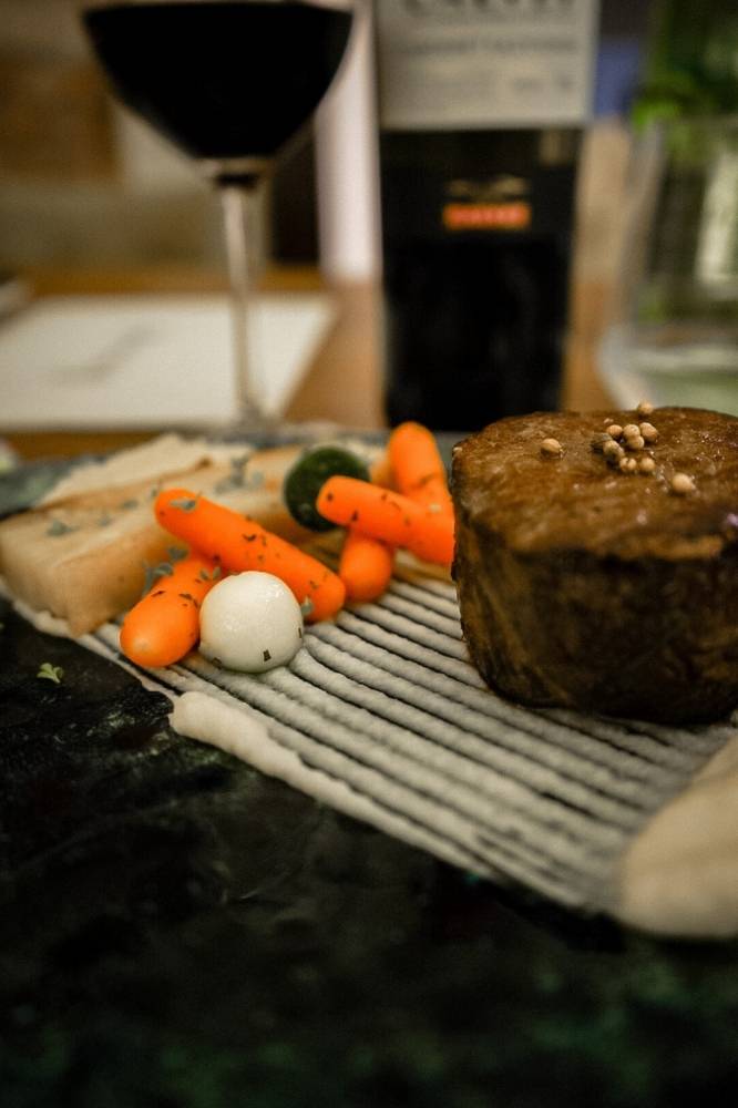 immagine della bistecca di manzo mignon con mousse di sedano e verdure in salamoia