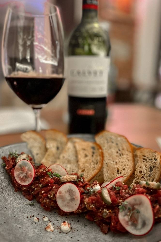 immagine della tartar di manzo con capperi e ravanello nel menù del SOVA restaurant a Praga