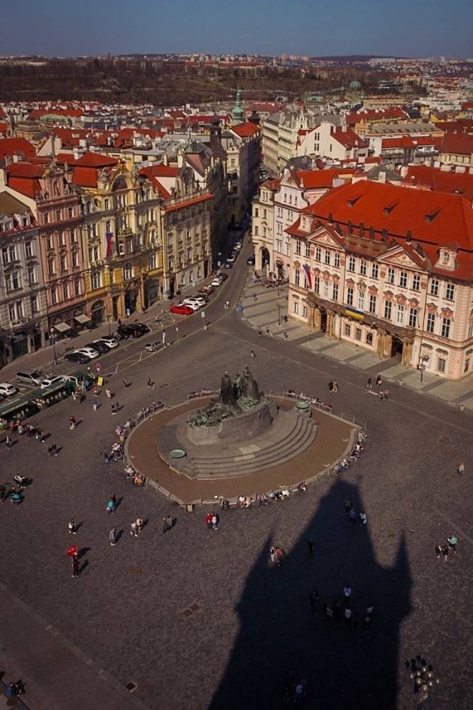 vista dall'alto del monumento del maestro Jan Hus nella piazza della città vecchia a praga