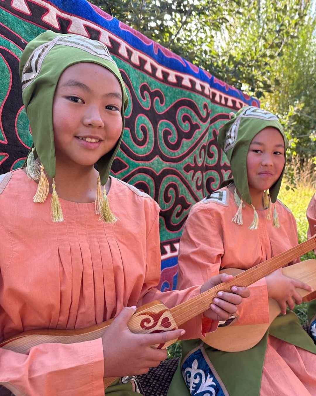 immagine di bambine kirghise