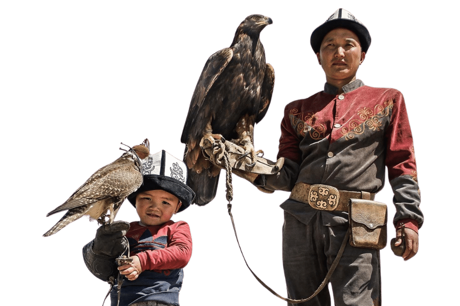 un uomo e un bambino con in mano un'acquila ciascuno in kirghizistan