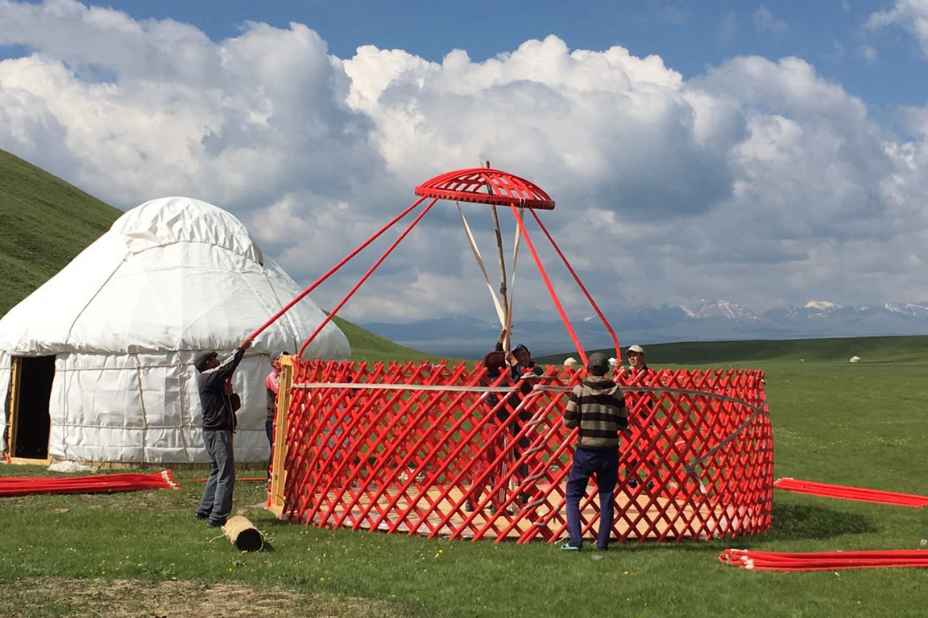uomini a lavoro per costruire una yurta in kirghizistan