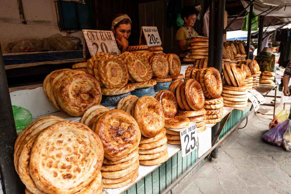 immagine di un banco del pane al mercato locale di Osh in Kirghizistan