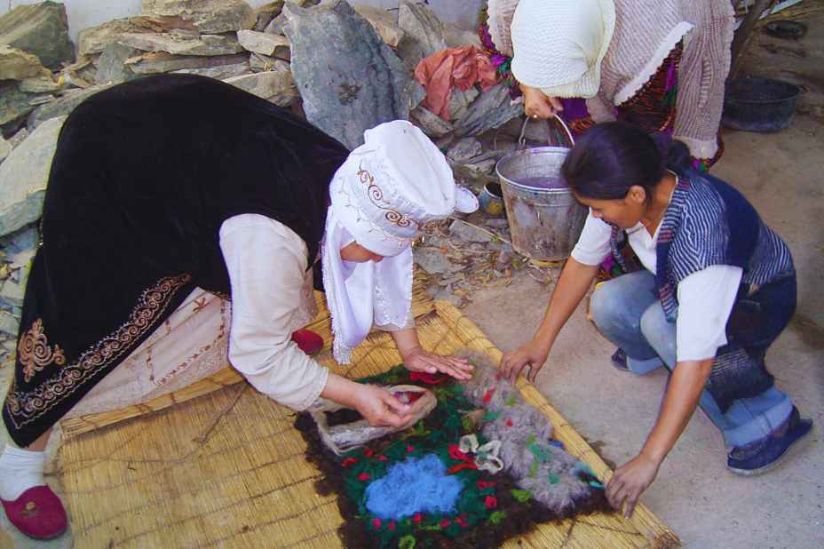 donne in kirghizistan lavorano il feltro per realizzare tappeti