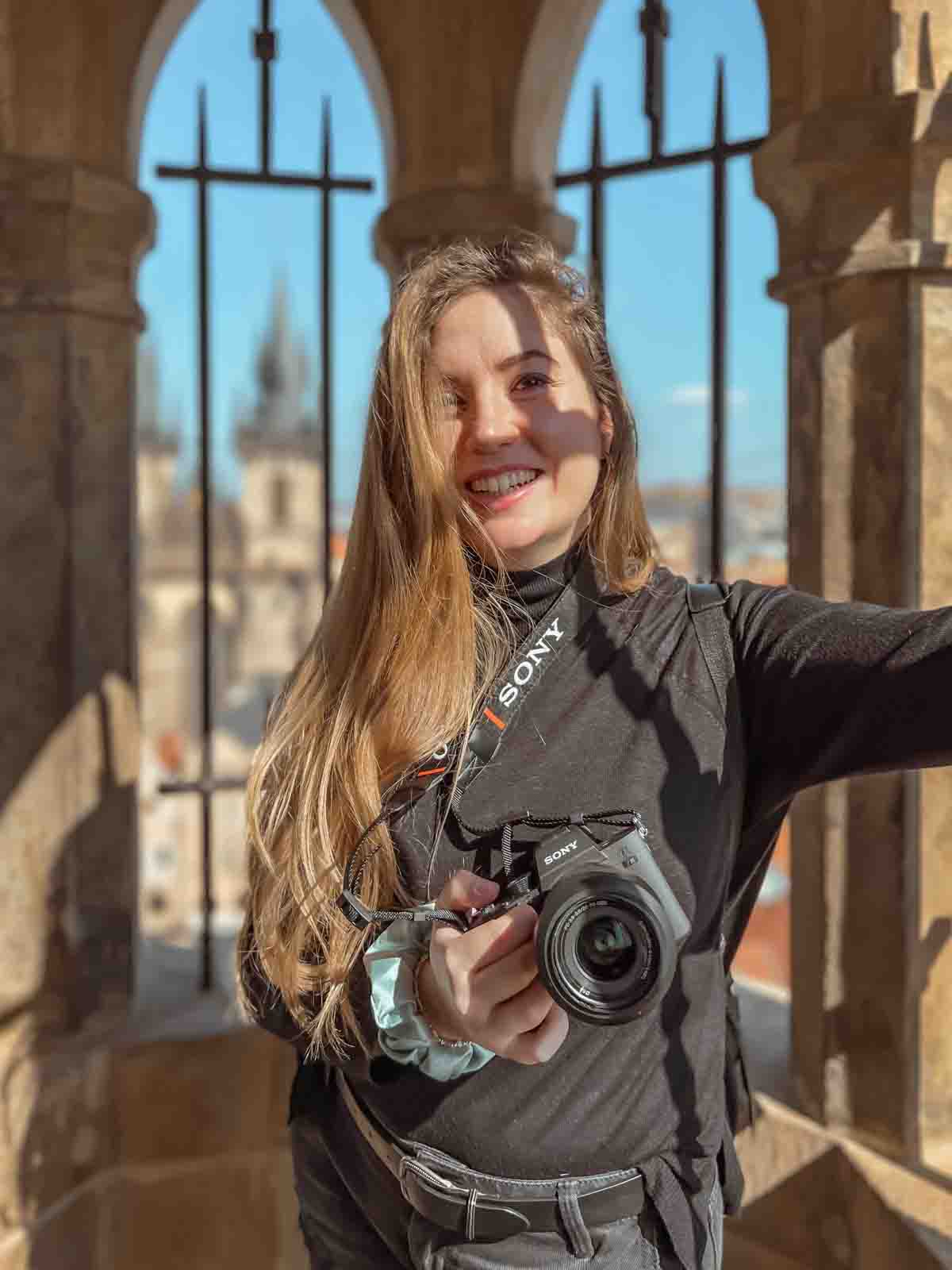 foto di ragazza con capelli lunghi biondi e in mano una macchina fotografica per la home page del blog di viaggi e reportage quandoarriviscrivi